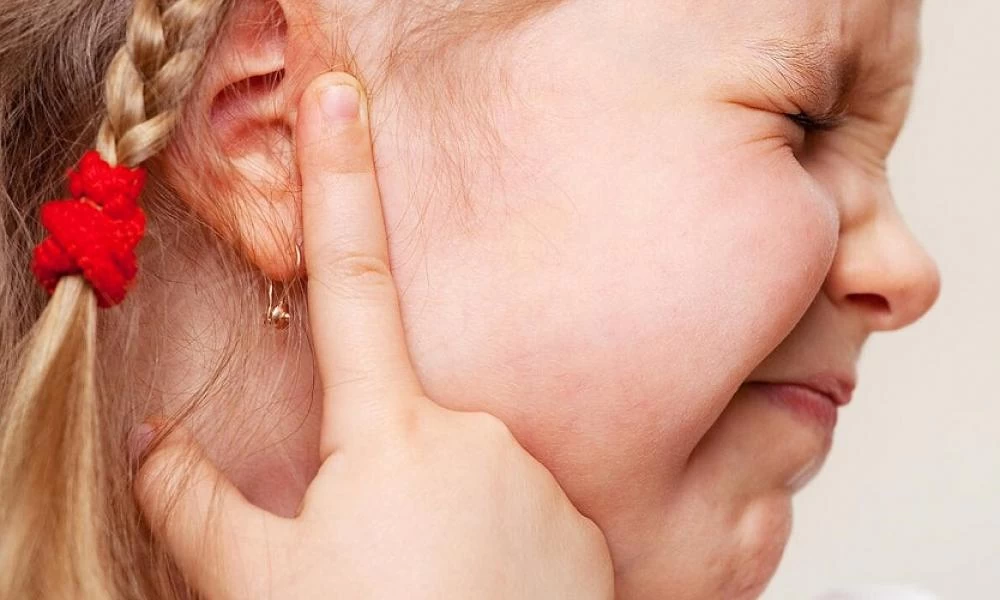 Πόνος στο αυτί του παιδιού: Τι να κάνετε για να το ανακουφίσετε